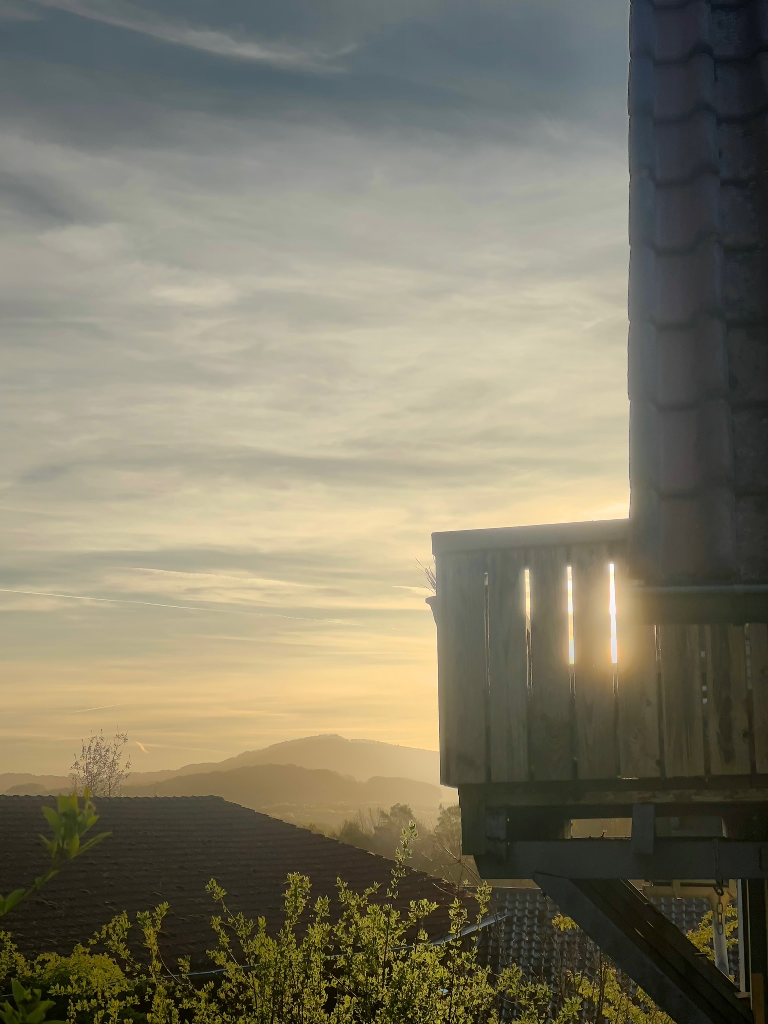 Balkon des Bauernhauses vor aufgehender Sonne
