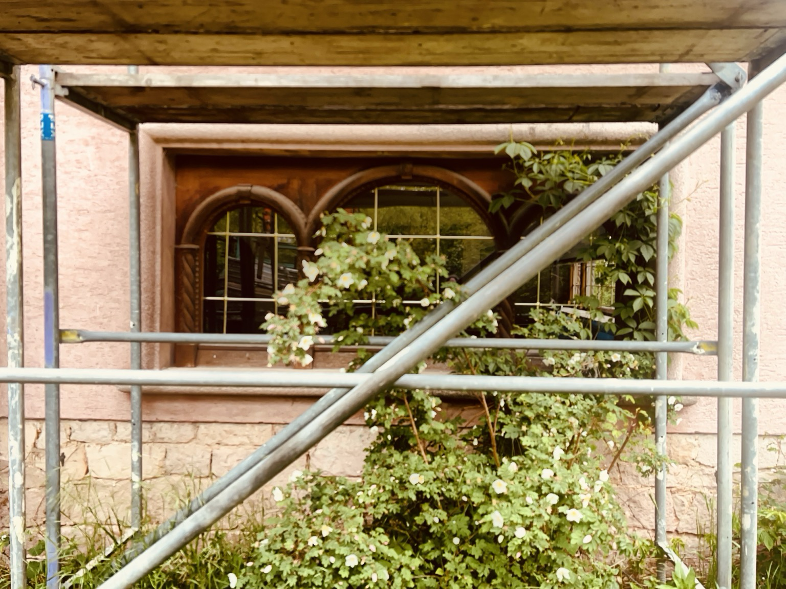 Gerüst vor Giebelhausfenster