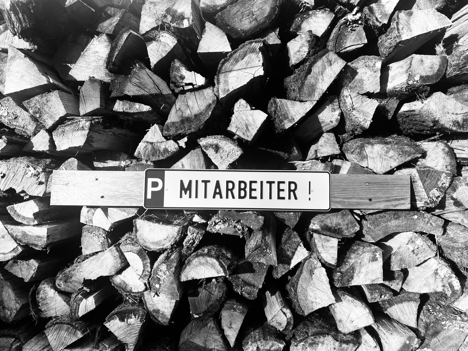 Parkschild „Mitarbeiter“ neben Café