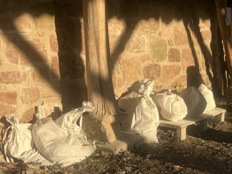 Weiße Säcke in der Bildhauerwerkstatt im Sonnenaufgang
