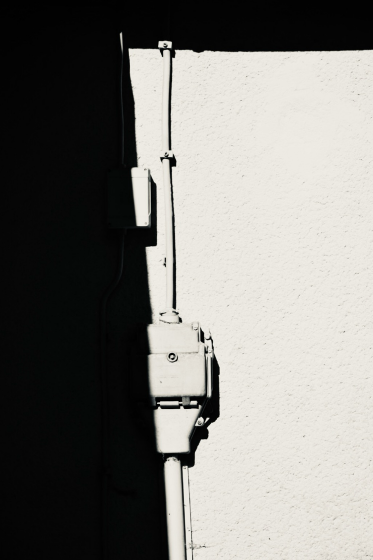 Kästen an der Außenwand des Backhauses