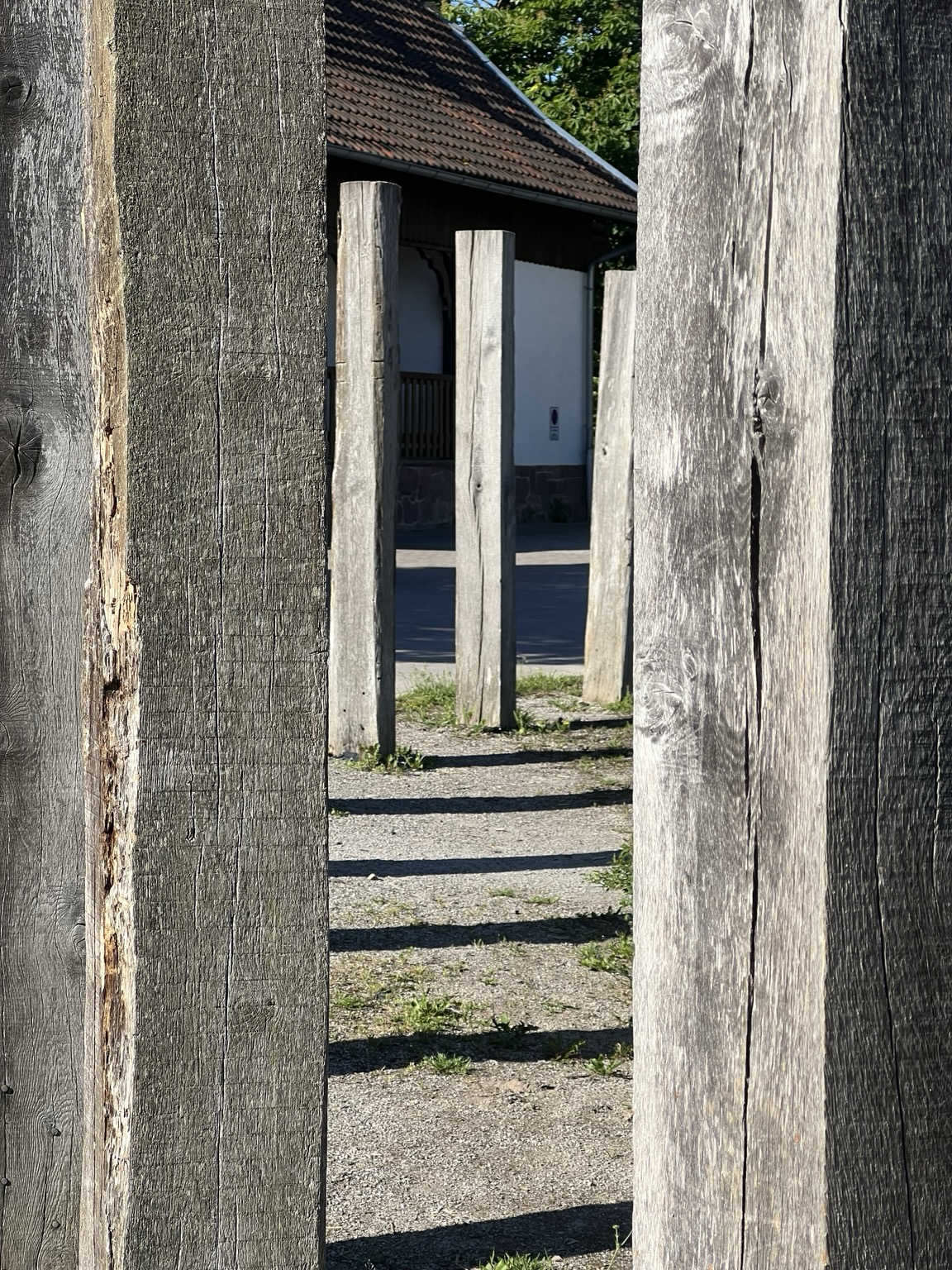 Holzsäulen vor dem Haus für Spiel und Bewegung