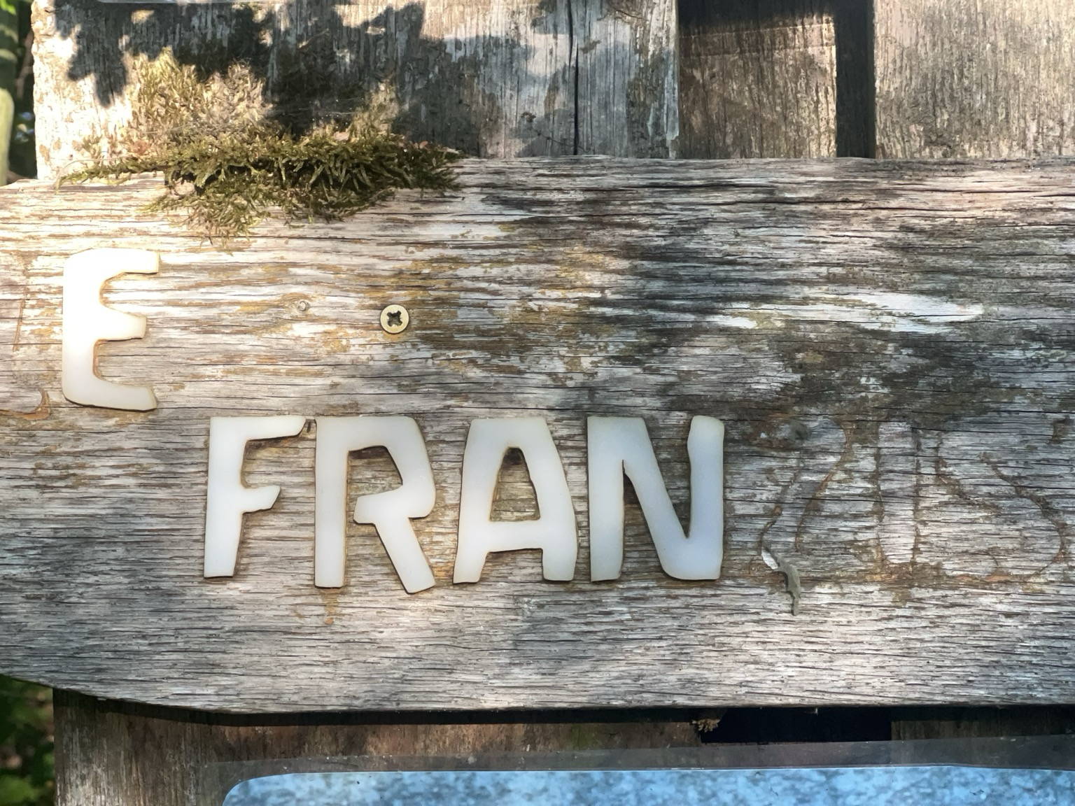 Wegweiser zu Schule und Franziskusbau mit fehlenden Buchstaben
