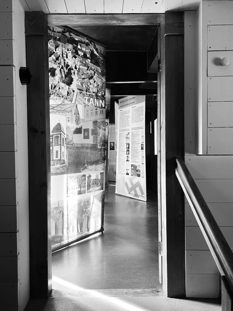 Blick in einen Wagen der Waggonia auf eine Ausstellung