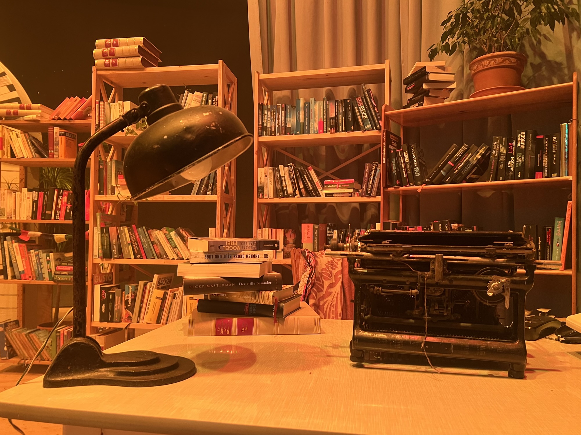 Bühnenbild: Schreibtisch mit Bücherregalen im Hintergrund