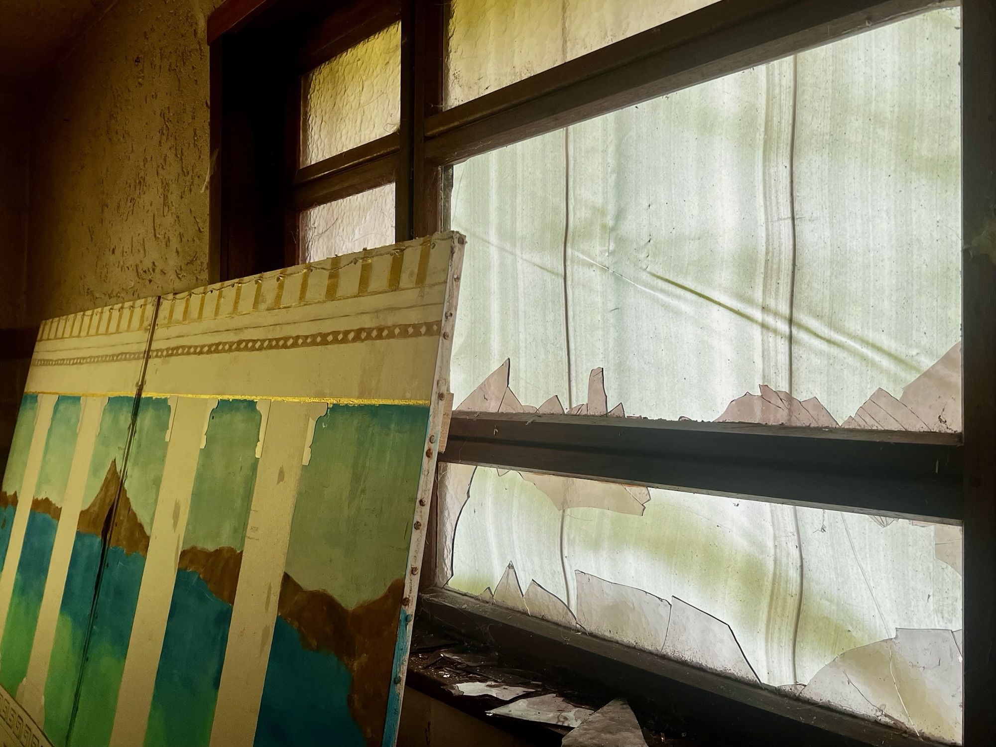 Kulisse vor kaputtem Fenster