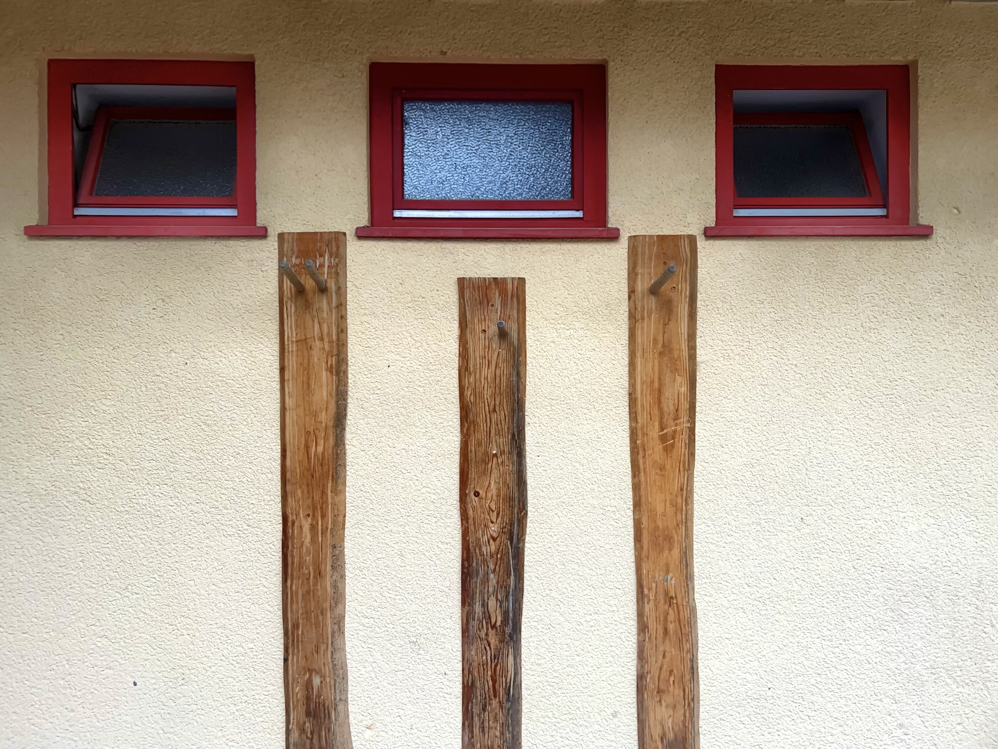 Fenster und Besenhalter vor Schulhaus 1