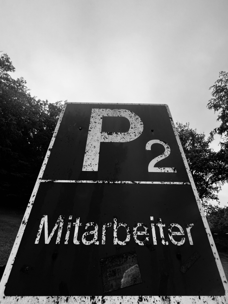 Parkplatzschild von P2, mit Zusatz „Mitarbeiter“