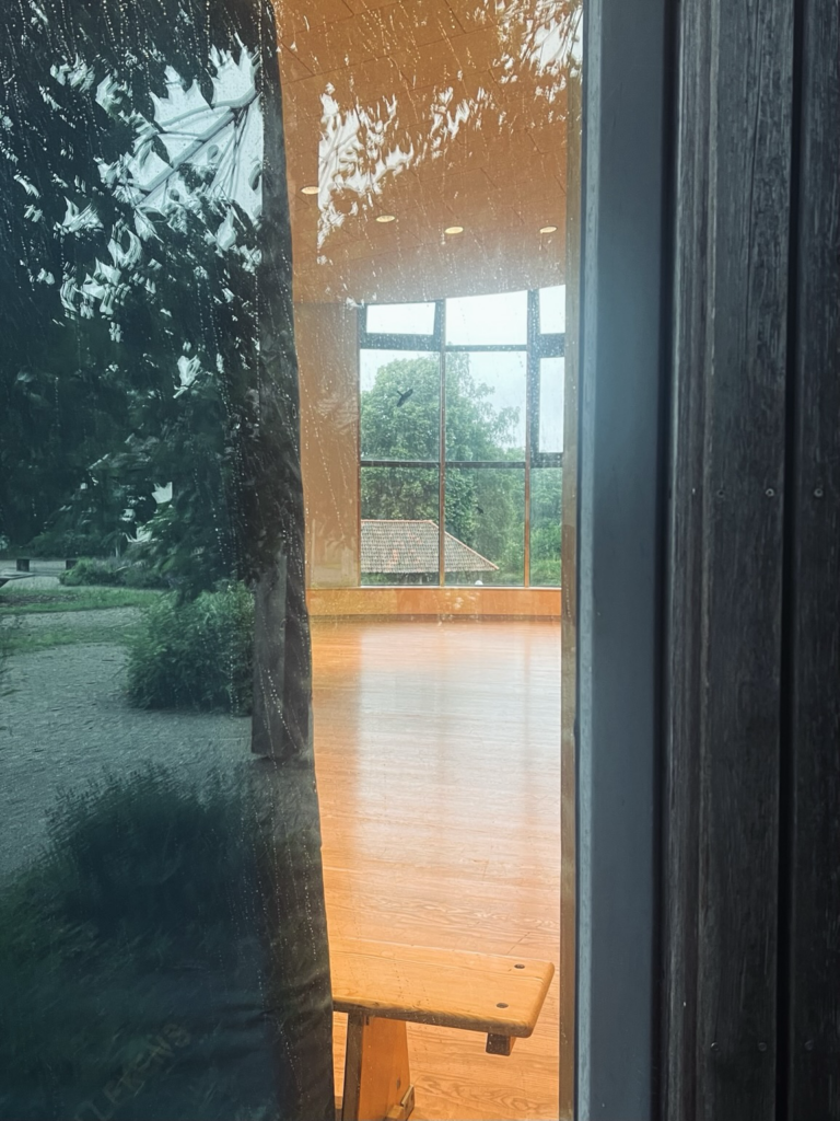 Blick durch den Neubau auf die alte Wagenhalle.