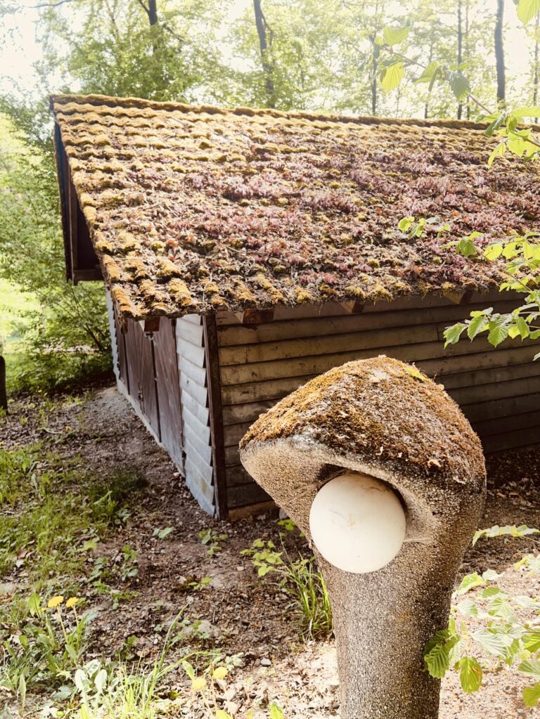 Loheland-Lampe vor Bootshaus