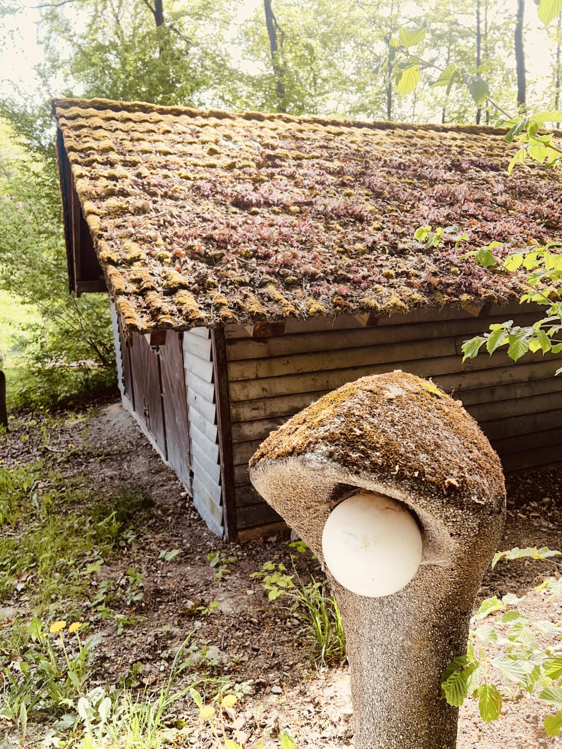Loheland-Lampe vor Bootshaus