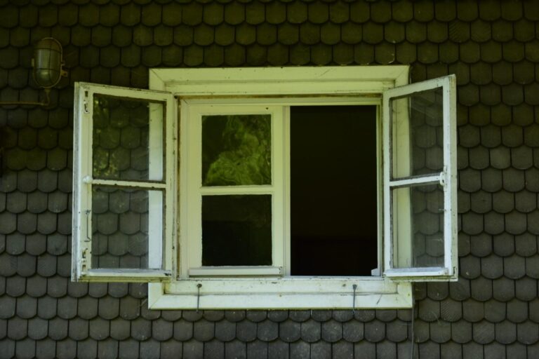 Fenster des Holzhauses