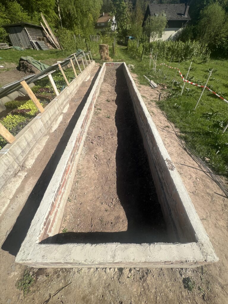 Neues Hochbeet im Bau, von kurzer Seite aus gesehen.