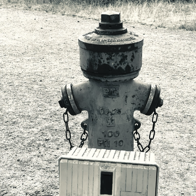 Oberflurhydrant vor der Schule